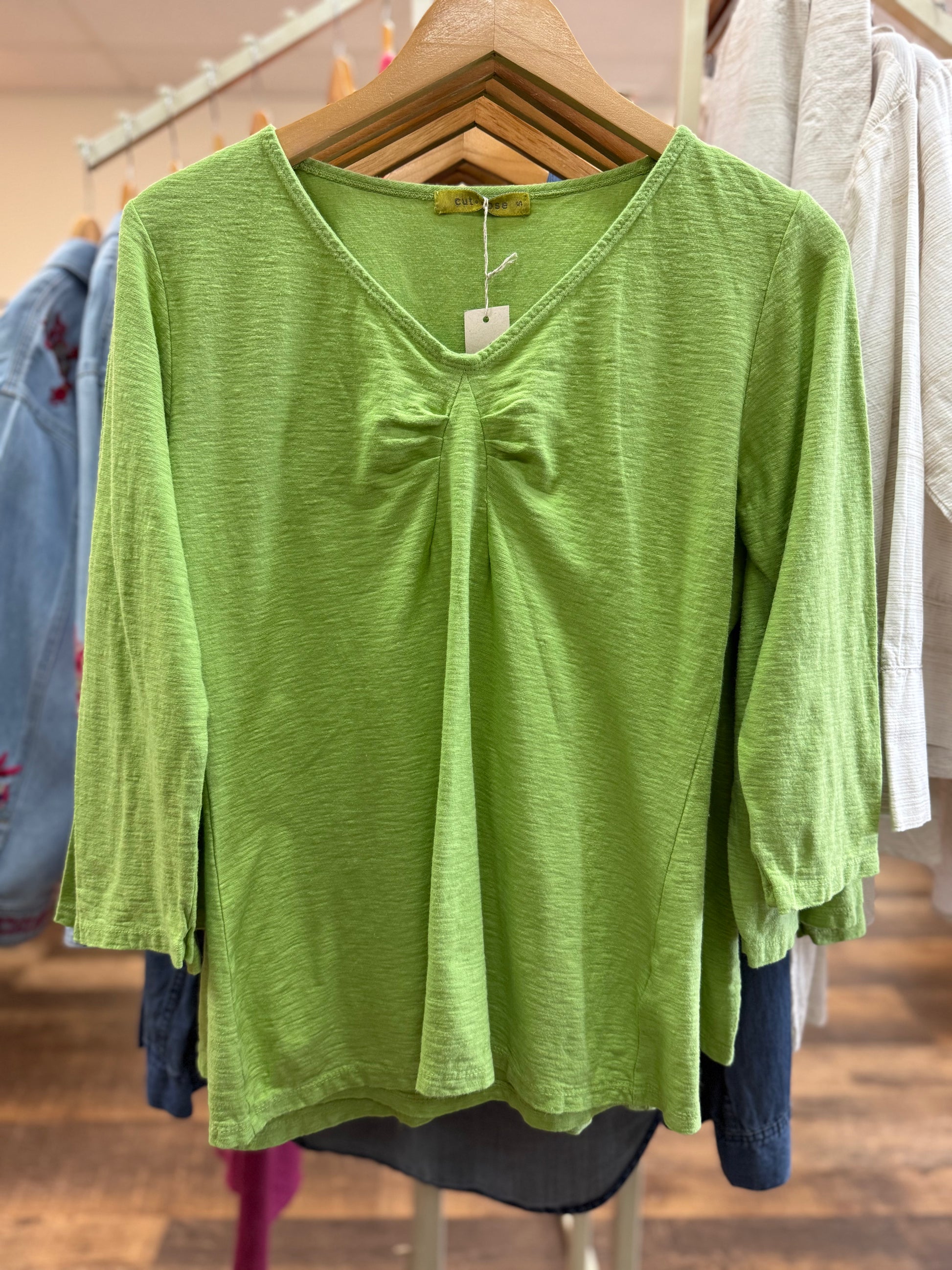 Cut Loose 3/4 Slv Tuck Front Tee, Verde