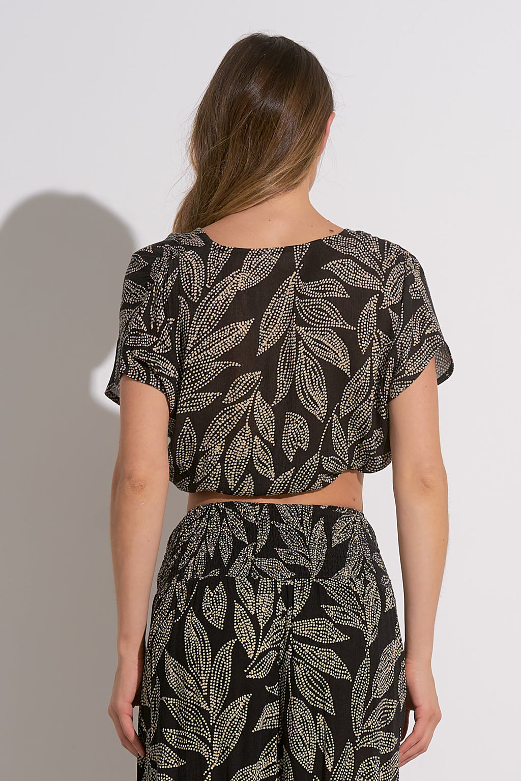 Elan S/S V Neck Crop Black Cartagena Print